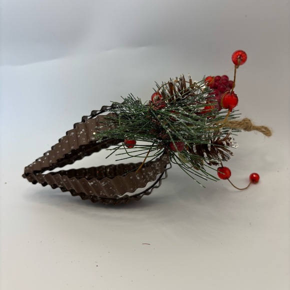 Vintage Rustic Farmhouse Metal Christmas Ornament - Picture 1 of 3